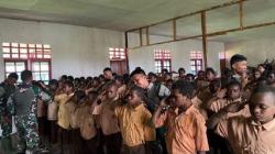 Bantu Program Pendidikan, Prajurit Satgas Yonif 527 BY Mengajar Siswa SMP di Paniai<