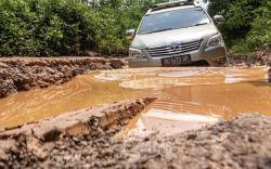 Jalan Rusak Parah di Sumsel, Mobil Sampai Hampir Tenggelam<
