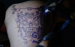 Lomba Membuat Tato Khas Dayak