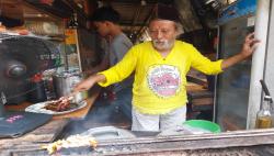 Tukang Sate Ini Terbebas dari Bank Keliling, Hasilkan Omzet Jutaan Sehari berkat KUR