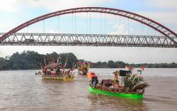 Lomba Perahu Hias di Sungai Kahayan Meriahkan HUT ke-66 Kalteng