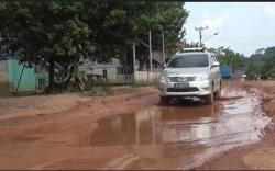 Sama Rusak dengan Lampung, Jalan di OKI Sumsel Berlubang dan Berlumpur<