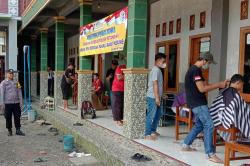 Unik, Bhabinkamtibmas di Kebumen Gelar Baksos Potong Rambut agar Santri Tampil Keren