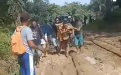 Viral Perempuan Sakit Digendong karena Jalan Rusak, Bupati Muratara Diminta Cek Lokasi <