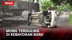 Baru Belajar Nyetir Mobil, Pengendara Tabrak Tembok dan Terguling di Kebayoran Baru