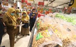 Sidak Makanan Kedaluwarsa di Pusat Perbelanjaan Kota Kediri