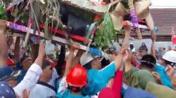 Pawai Alegoris HUT ke-75 Subang, Warga Berdesakan dan Berebut Hasil Bumi