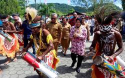 Sambangi Kepulauan Yapen Papua, Mensos Risma Serahkan Bantuan Sosial