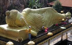 Mencuci Patung Buddha Tidur Panjang 22 Meter