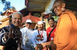  Momen Ganjar Tersenyum Sapa 32 Biksu Thudong saat Beristirahat di Musala
