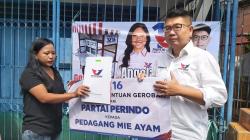 Bacaleg Partai Perindo Bagikan Gerobak Gratis pada Penjual Mi Ayam dan Bakso di Surabaya