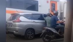 Deretan Pengendara Mobil Parkir Sembarangan Bikin Netizen Geleng Kepala, Ada yang Halangi Kereta Api