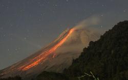 Gunung Merapi Keluarkan Lava Pijar Sejauh 2.000 Meter