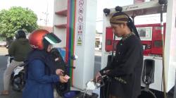 Hari Lahir Pancasila, Pegawai SPBU di Jember Kompak Bertugas Pakai Baju Adat