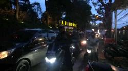 Lalu Lintas Lembang KBB Padat hingga Malam, Polisi Terapkan Belasan Kali One Way<