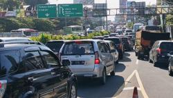  Volume Kendaraan Meningkat, Polisi Terapkan One Way Arah Puncak Bogor