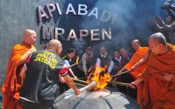 Prosesi pengambilan Api Dharma Waisak dari Sumber Api Abadi Mrapen