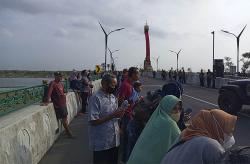 Warga Antusias Tunggu Kedatangan Presiden Jokowi Resmikan Jembatan Kretek II Bantul<