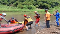2 Pemancing Hanyut Terbawa Arus Sungai Cimanuk Garut, 1 Orang Meninggal