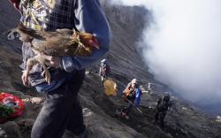 Upacara Yadnya Kasada, Masyarakat Tengger Larung Panen ke Kawah Gunung Bromo
