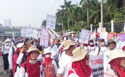 Ribuan Tenaga Medis Demo, Lalu Lintas di Depan Gedung DPR Macet