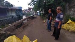 Jalan Ambles dan Tanggul Sungai Jebol di Kebon Jeruk Bandung, Warga Resah<