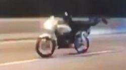 Viral, Biker Tewas Tabrak Mobil saat Pamer Aksi Freestyle di Jalanan