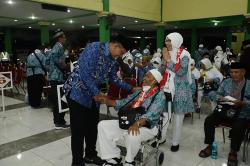 360 Jemaah Calon Haji Asal Sleman Diberangkatkan ke Tanah Suci Makkah<