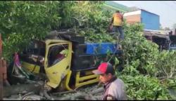 Kecelakaan di Sidoarjo, Truk Pasir Tabrak Bengkel dan Pohon hingga Tumbang 