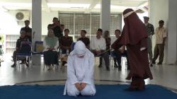 Ketahuan Mesum di Mobil, Pasangan Kekasih di Aceh Dieksekusi Cambuk<