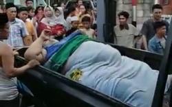 Dramatis, Pria Berbobot 300 Kg Dievakuasi Pakai Forklift karena Sakit Kaki