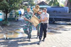  Pasca-kerusuhan di Jogja, Anggota TNI Polri Bersih-Bersih di Pendopo Tamansiswa