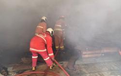 Kebakaran Hanguskan Gudang di Rawalumbu Bekasi, Diduga gegara Puntung Rokok Sambar Tumpukan Kardus