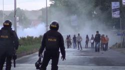 Demo Ricuh di Kendari, Polisi Tembakkan Gas Air Mata Dibalas Lemparan Batu