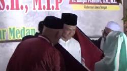 Sowan ke Syekh Ali Akbar Marbun di Medan, Ganjar Pranowo Dihadiahi Rajanya Ulos