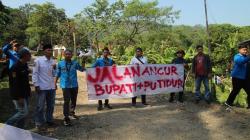 Protes Jalan Rusak, Ratusan Warga Nyalindung Sukabumi Gelar Aksi Long March