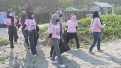 Pendukung Ganjar Bersihkan Pantai Sereg Cianjur agar Wisatawan Mau Berkunjung<