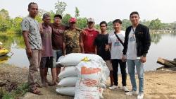 Relawan Bantu Pakan Ikan dan Sosialisasikan Sosok Ganjar ke Nelayan Tambak di Karawang
