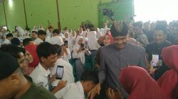Ganjar Mengajar di SMAN 1 Kradenan Grobogan, Disambut Teriakan Histeris Ratusan Pelajar 