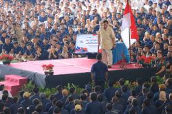 Disambut Yel-Yel, Prabowo Salami dan Tepuk Bahu Karyawan DEFEND ID