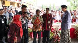  Ganjar Beri Hadiah Motor Guru Honorer di Grobogan yang Pinjamkan Rumah untuk Ruang Kelas 