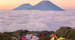 5 Gunung dengan Pemandangan Sunrise Paling Indah di Indonesia, Dikelilingi Hamparan Awan 