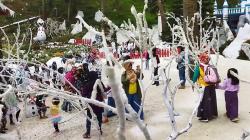 Menikmati Keseruan Bermain di Taman Salju The Lawu Park Karanganyar <