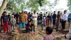 Pelajar SMK Korban Tawuran di Subang Dimakamkan, Isak Tangis Keluarga Pecah<