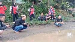 Protes Jalan Rusak, Warga Mekarmukti Garut Mancing Ikan di Kubangan