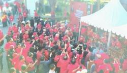 Tiba di Kantor DPD PDIP NTB, Ganjar Disambut Ribuan Pendukung Berebut Foto