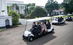 Momen Presiden Jokowi Sopiri Kaisar Jepang Naruhito Keliling Istana Bogor