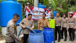  Hari Bhayangkara ke-77, Polres Salatiga Salurkan Bantuan Air Bersih ke Warga Argomulyo 