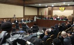 Tensi Darah Naik, Lukas Enembe Dilarikan ke RS saat Sidang