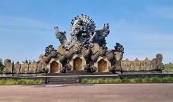 Pemkab Tabanan Tambah Kamera CCTV Gegara Pasangan Nyeleneh di Patung GWS<